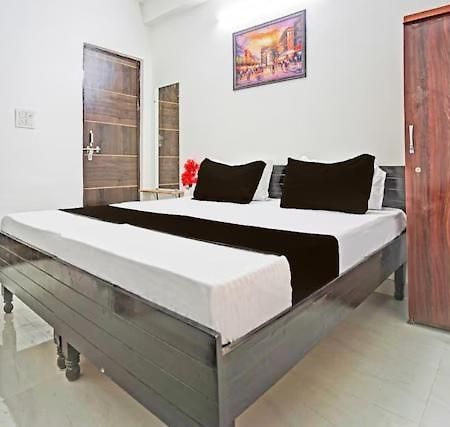 Rooftop Castle Hotel Noida Buitenkant foto
