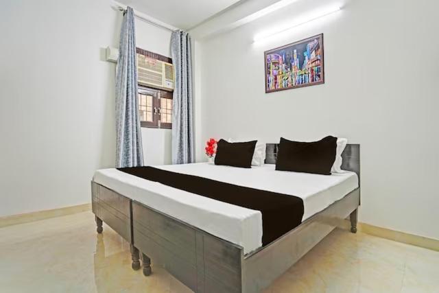 Rooftop Castle Hotel Noida Buitenkant foto