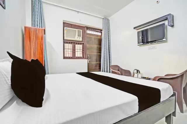 Rooftop Castle Hotel Noida Buitenkant foto