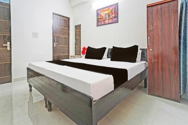 Rooftop Castle Hotel Noida Buitenkant foto